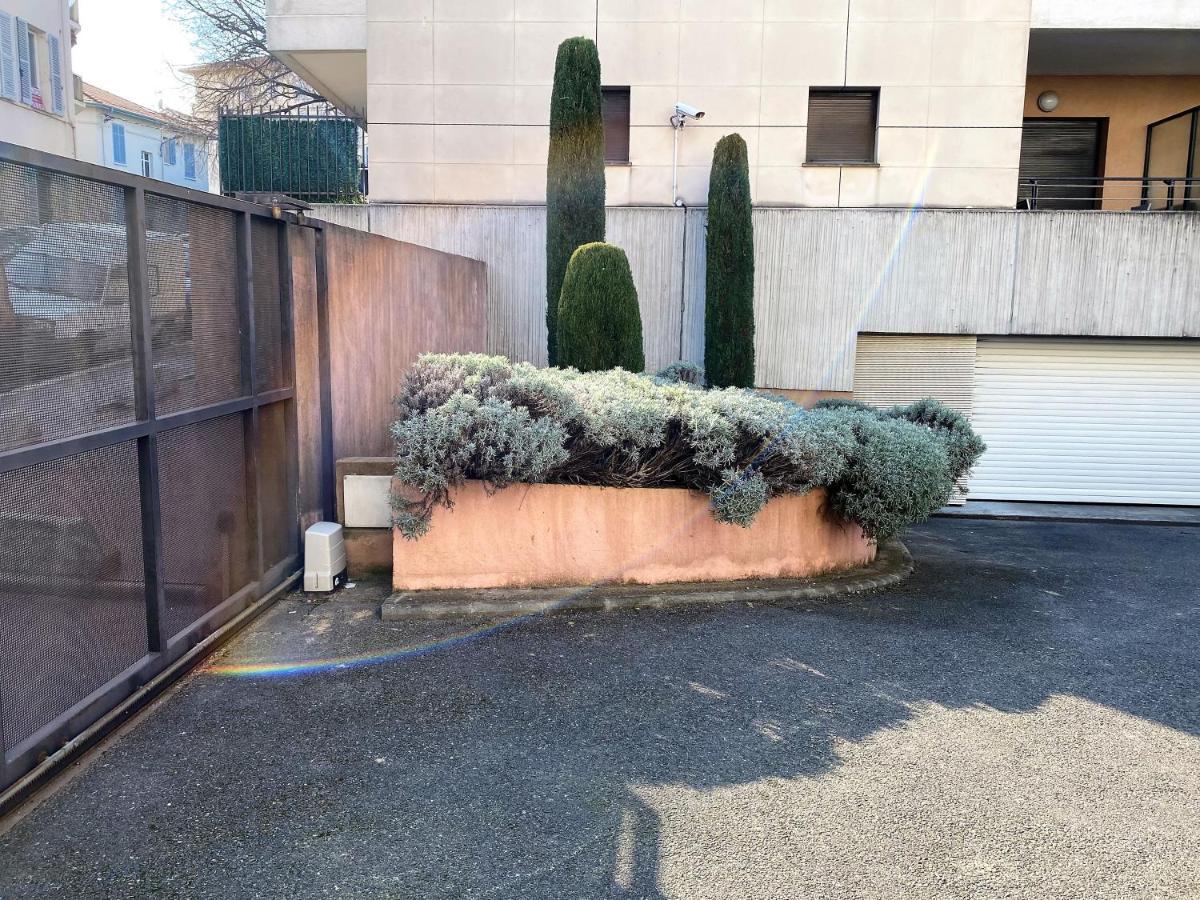 Apartment T2 Proche De La Gare, A 10 Minutes A Pieds De La Croisette, Piscine & Parking Dans De Standing *